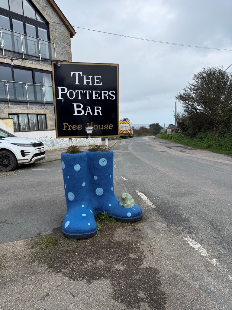 Lot: 82 - FREEHOUSE PUBLIC HOUSE, CAFÉ, OWNERS ACCOMMODATION, SOUVENIR SHOP, OUTSIDE AREAS AND PARKING - Sign of Potters Bar Freehouse